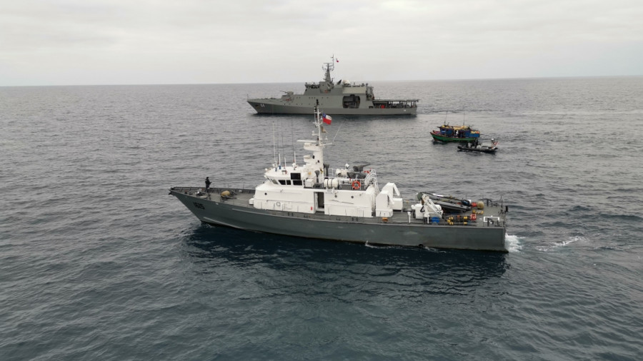 La LSG-1615 Arica y el OPV-84 Cabo Odger en labores de fiscalización pesquera. Foto: Armada de Chile