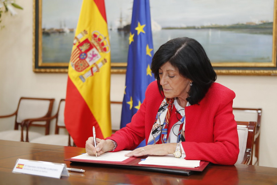 La secretaria de Estado de Defensa, Esperanza Casteleiro, firma la adenda. Foto: Ministerio de Defensa