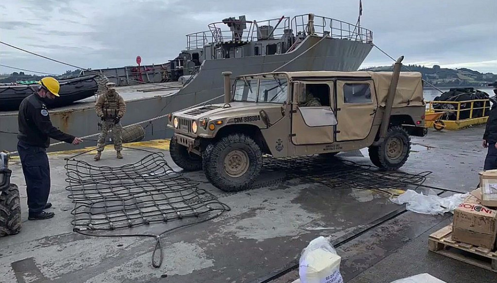 Embarque de vehículo AM General M998 4x4 del CIM en el puerto de Castro. Imagen: Armada de Chile