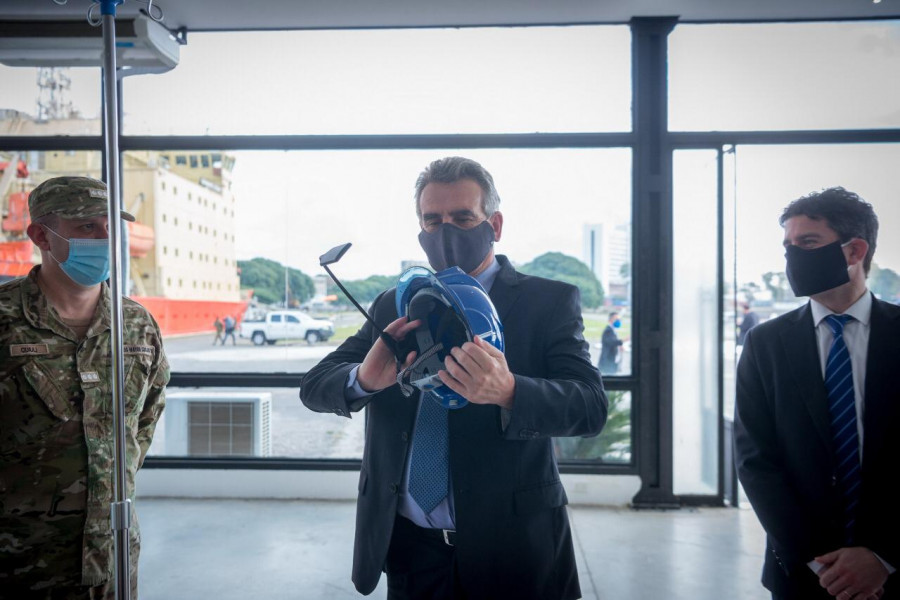El ministro Rossi con un casco inteligente donado por China. Foto: Ministerio de Defensa