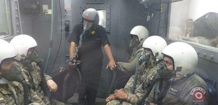 Pilotos de la Aviación Naval de Perú en la cámara hipobárica. Foto: MGP