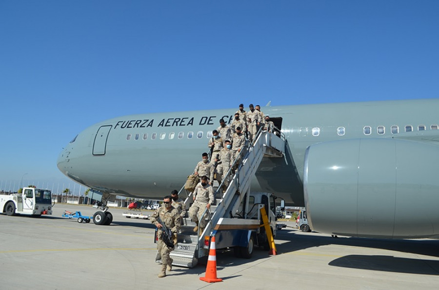El Boeing 767-300ER del Grupo N° 10 de la FACh traslada a militares que velarán por el orden público. Foto: FACh