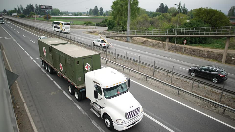 Camión Freightliner Columbia CL 120 Mid Roof 6x4 trasladando contenedores del Hospital Modular de Campaña a Angol. Foto: Ejército de Chile