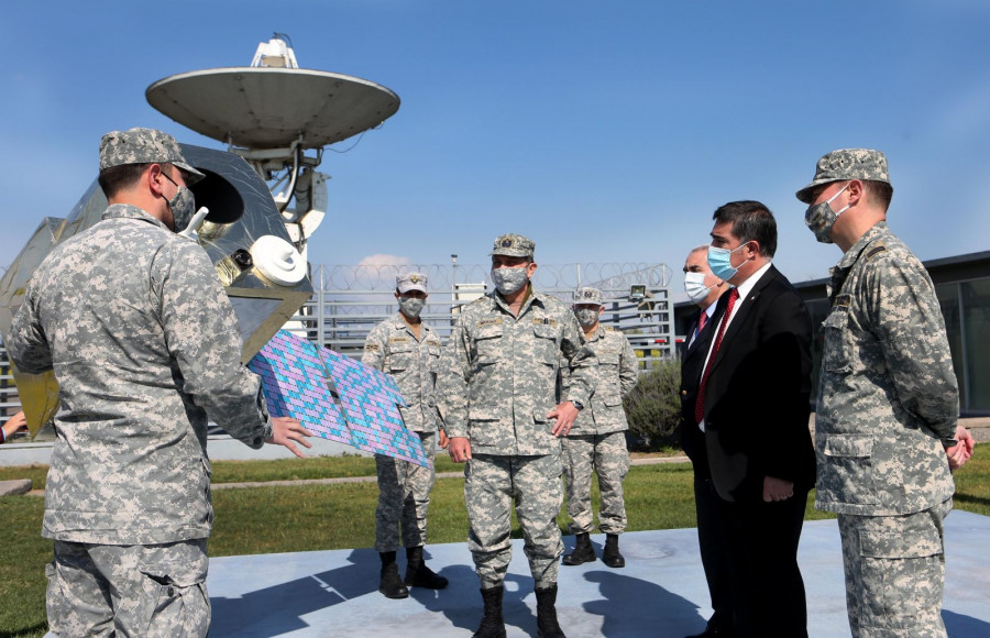 El ministro Desbordes y el general Merino en dependencias del GOE de la FACh. Foto: Ministerio de Defensa Nacional