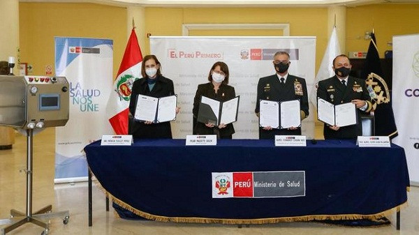 Firma del convenio de cooperación para la producción del Repibas Samay. Foto: Ministerio de Salud del Perú