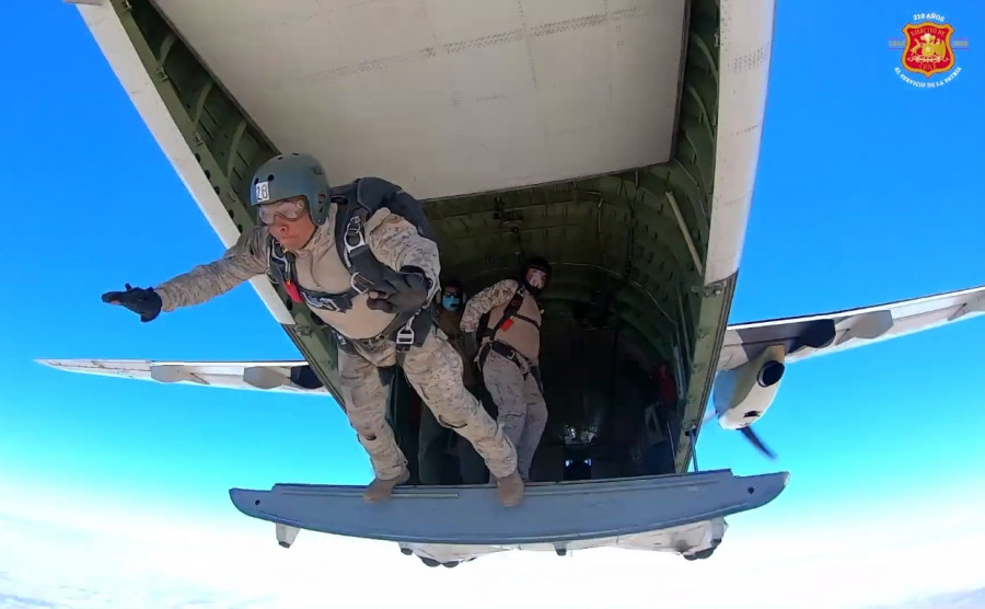 Salto desde un avión Airbus Defence and Space CN-235 de la Brigada de Aviación de Ejército Bave. Imagen: Ejército de Chile