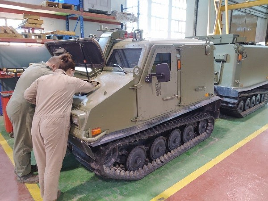 Trabajos de mantenimiento de un vehículo TOM. Foto: Ejército de Tierra