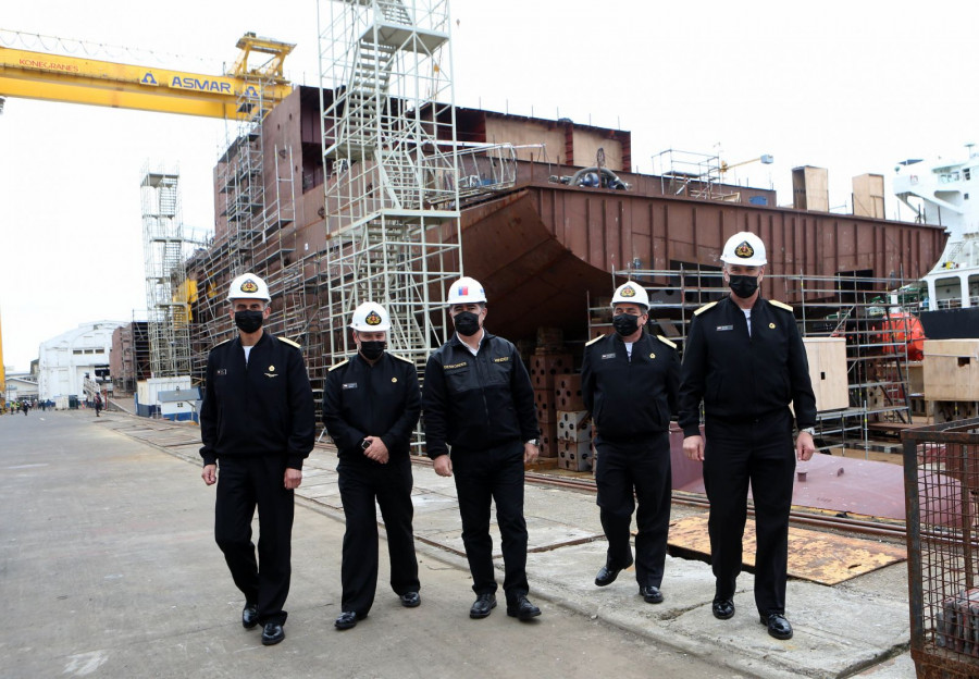 El ministro en la grada de construcción junto a integrantes del Alto Mando de la Armada. Foto: Ministerio de Defensa de Chile