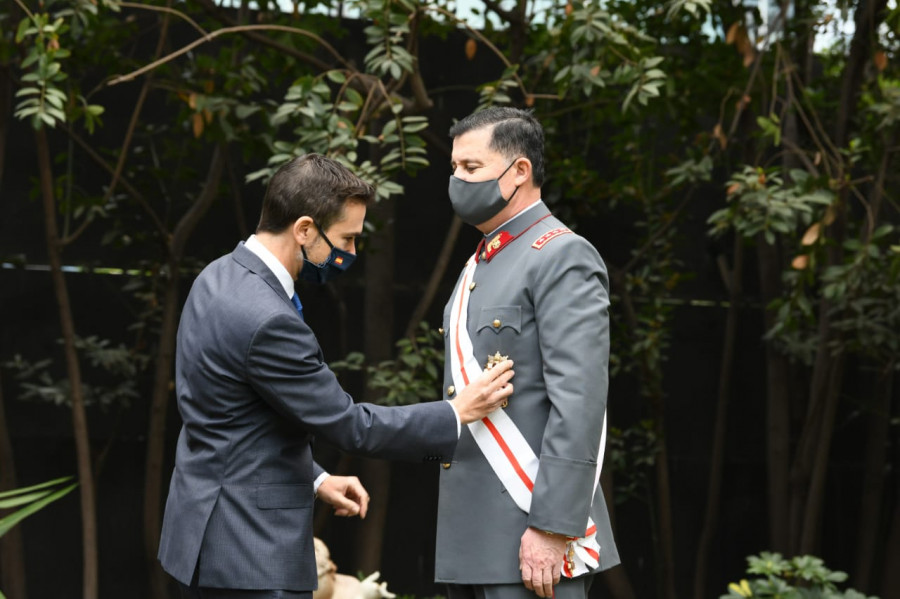 El embajador Enrique Ojeda impone la condecoración al general Ricardo Martínez. Foto: Ejército de Chile