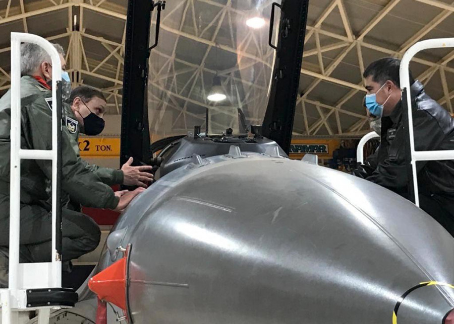 El general Merino y el ministro Desbordes en el Centro de Instrucción Técnica F-16. Foto: Ministerio de Defensa Nacional