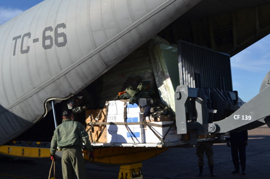 Sexto vuelo de asistencia sanitaria para trasportar insumos a ciudades de la Patagonia. Foto: Ministerio de Defensa.