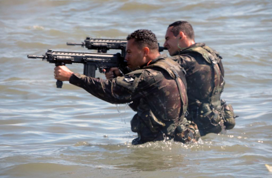 Paraquedistas atiradores testam o IMBEL IA2 7,62 mm após emersão da água do mar.