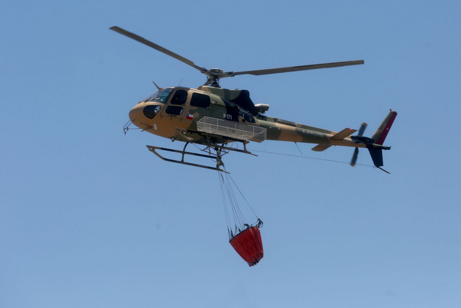 El H125 posee un Bambi Bucket BB2226 de SEI Industries con capacidad para 1.000 litros de agua. Foto: Ministerio de Defensa de Chile