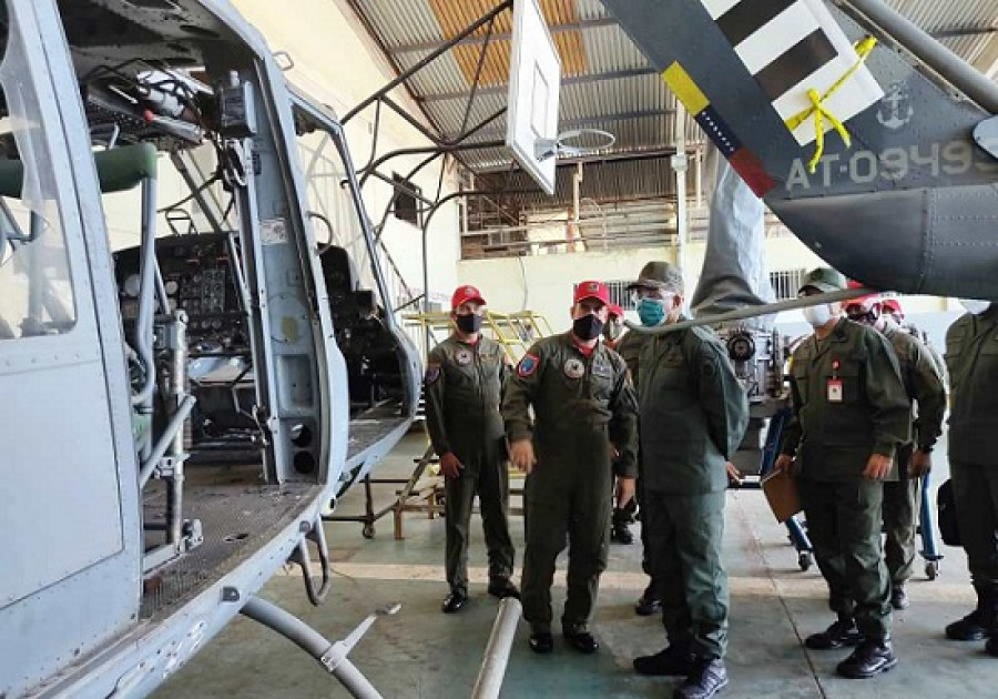 Helicópteros en mantenimiento. Foto: Comando de Aviación Naval