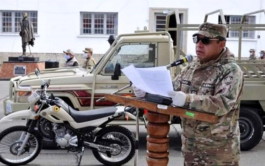 El jefe del Estado Mayor General, general Pozo, en el acto de entrega de los vehículos. Foto: Ejército de Bolivia