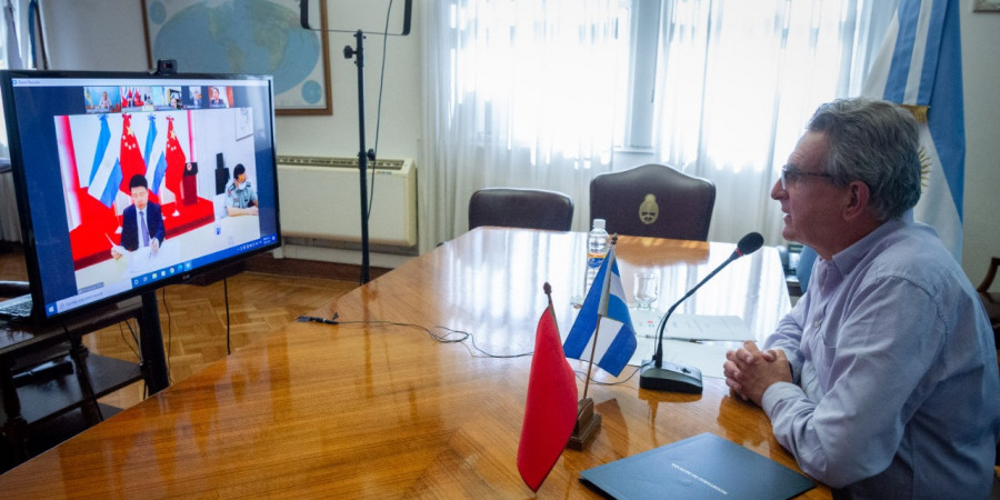 El Ministro Rossi en videollamada con el Embajador chino en Argentina. Foto: Ministerio de Defensa.