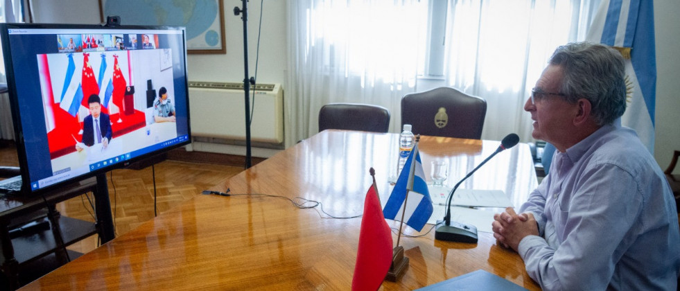 El Ministro Rossi en videollamada con el Embajador chino en Argentina. Foto: Ministerio de Defensa.
