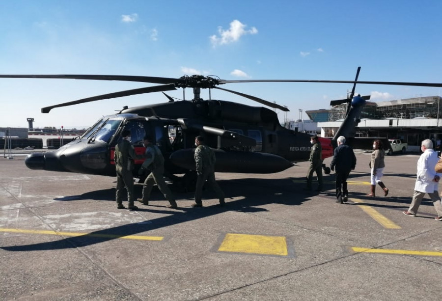 El presidente Piñera aborda en Concepción un Black Hawk del Grupo de Aviación N° 9. Foto: FACh