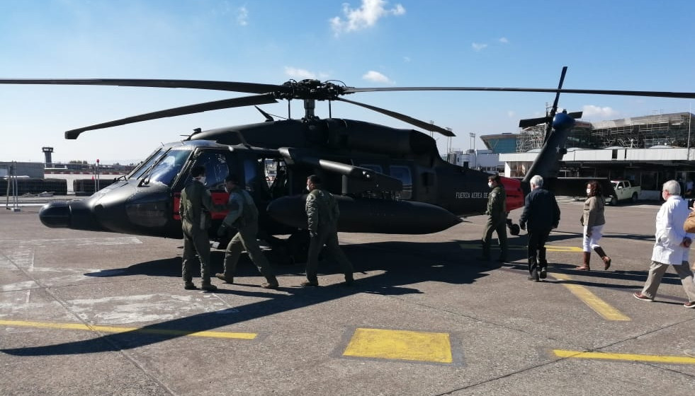 El presidente Piñera aborda en Concepción un Black Hawk del Grupo de Aviación N° 9. Foto: FACh
