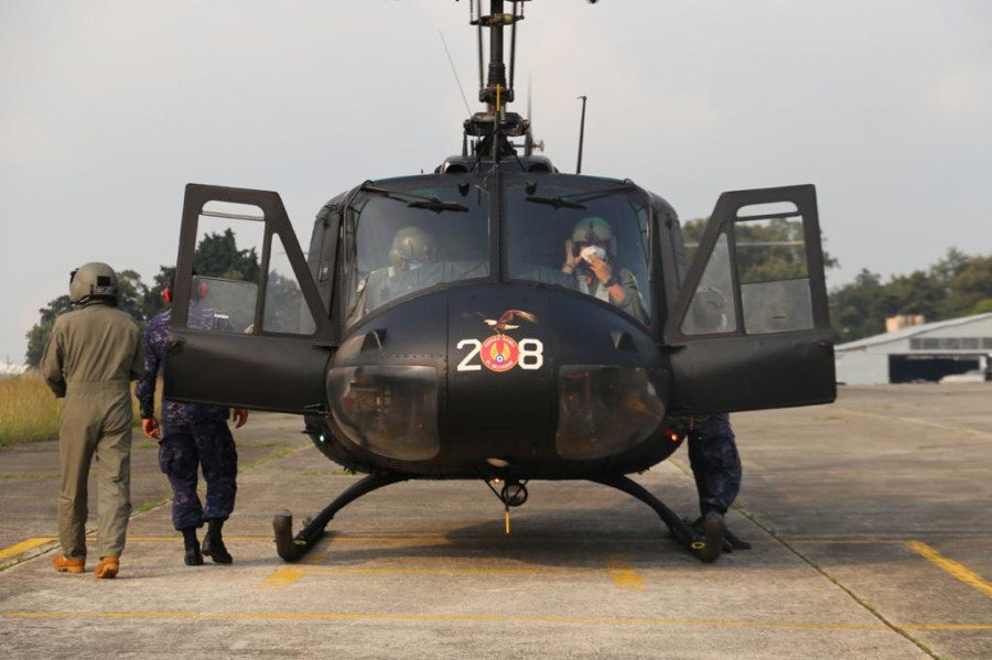 UH-1H salvadoreño operando desde el Aeropuerto La Aurora, en Ciudad de Guatemala. Foto: Ministerio de Defensa de Guatemala