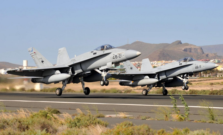 Dos F-18 despegan de la base aérea de Gando. Foto: Ejército del Aire