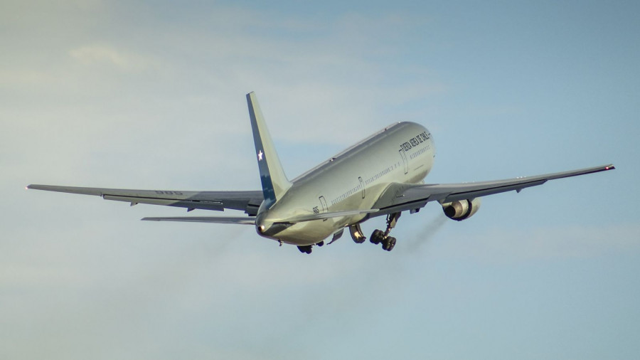 Un Boeing 767-300ER del Grupo de Aviación N° 10 despega desde el aeropuerto de Santiago. Foto: Issan Valenzuela