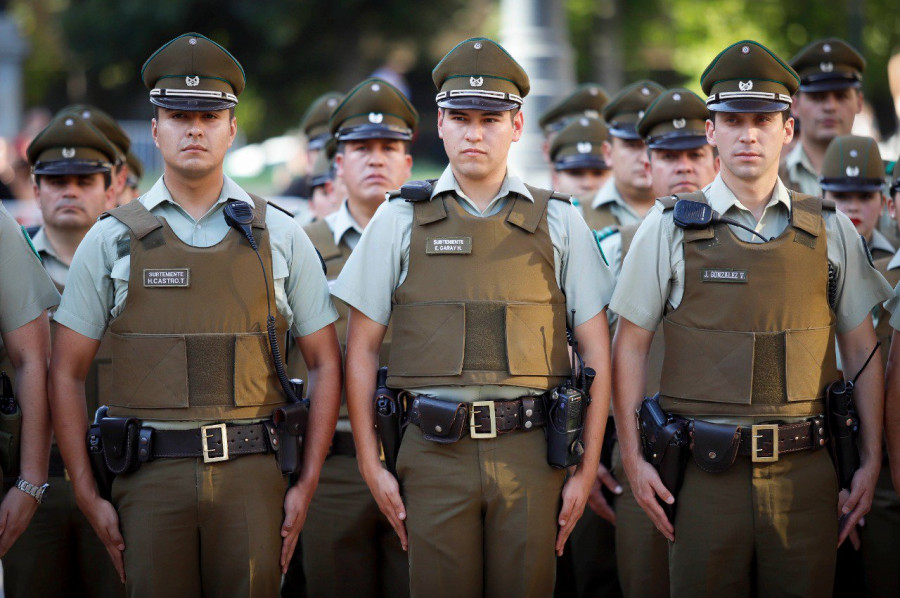 Oficiales de Carabineros con pistola de servicio calibre 9 x 19 mm. Foto: Ministerio del Interior y Seguridad Pública