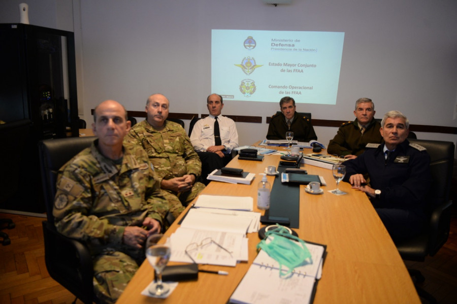 Los jefes de las Fuerzas Armadas siguiendo la conferencia de la Comisión de Defensa Nacional. Foto: Ministerio de Defensa