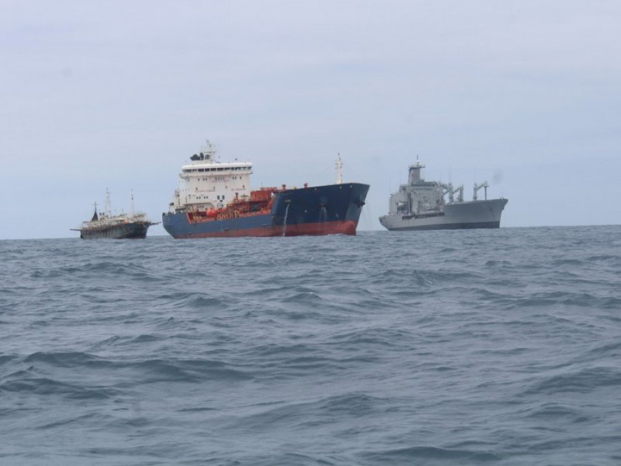 El buque verificó las actividades que realiza un grupo de cerca de 50 naves a 420 millas náuticas de Arica. Foto: Armada de Chile