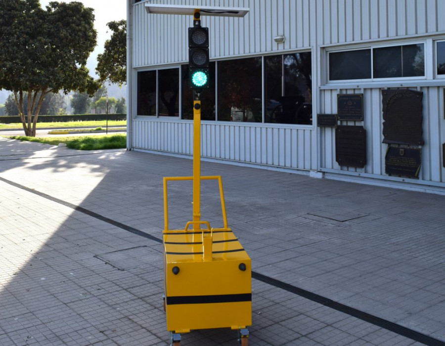 El dispositivo cuenta con un panel solar que entrega alimentación eléctrica y una autonomía de siete horas. Foto: Famae