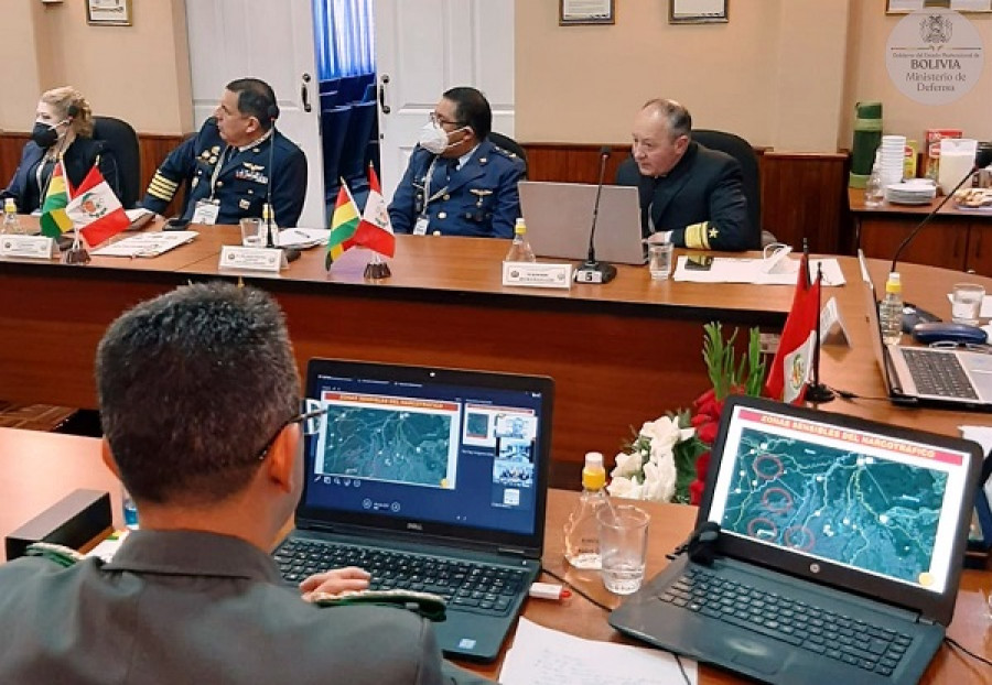 Representantes bolivianos en la reunión virtual con sus pares peruanos. Foto: Ministerio de Defensa de Bolivia
