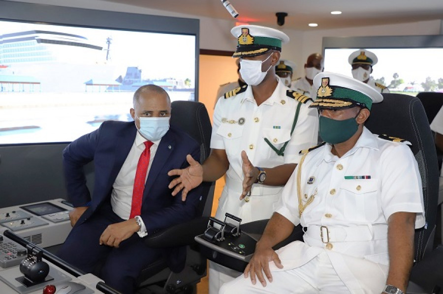 El ministro Dames y el comodoro King en el simulador Nautis 3.0. Foto: The Royal Bahamas Defence Force