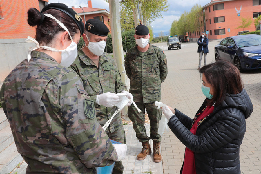Robles en una visita a la Brigada Paracaidista. Foto: Ministerio de Defensa