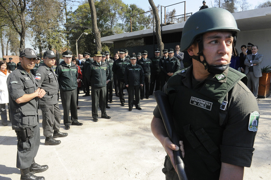 La institución requiere cascos modelo Golf fabricados en fibra de vidrio y resistentes a golpes contundentes. Foto: Gendarmería de Chile