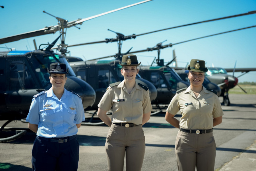 Las tres mujeres egresadas del curso. Foto: Ministerio de Defensa