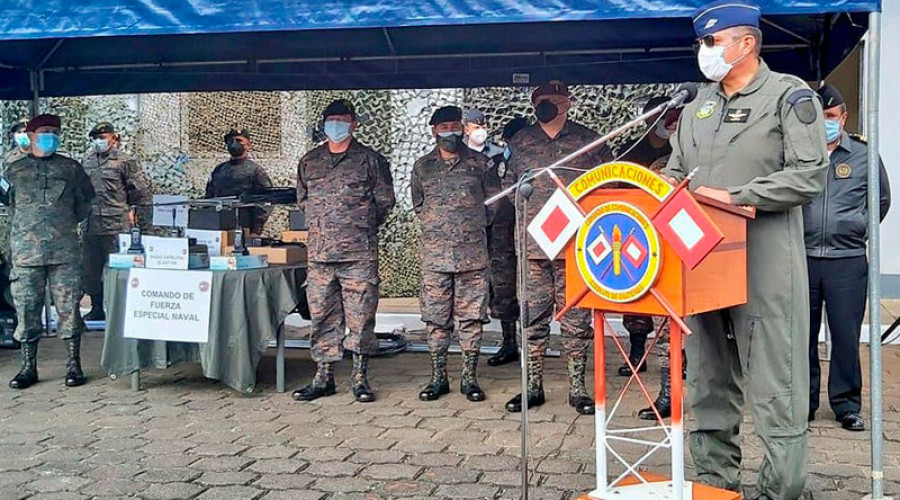 Acto  entrega de los equipos de radio. Foto: Ministerio de Defensa de Guatemala