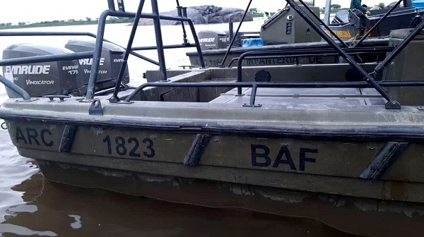 Embarcaciones con emblemas de la Armada de Colombia, encontradas en el Orinoco. Foto: Agencia Venezolana de Noticias