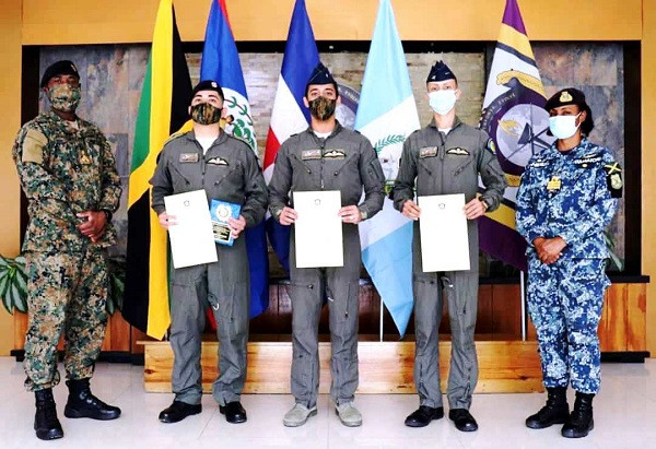 Los tres pilotos extranjeros en el acto de imposición de alas de pecho. Foto: Jamaica Defence Force