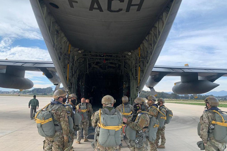 Comandos Parasar de la FACh previo al salto sobre la base aérea Quintero. Foto: FACh