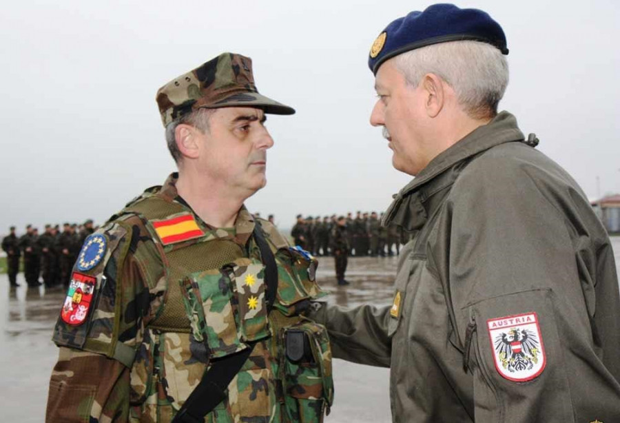 El entonces teniente coronel Herrezuelo en el relevo de la misión Eufor. Foto: Armada española