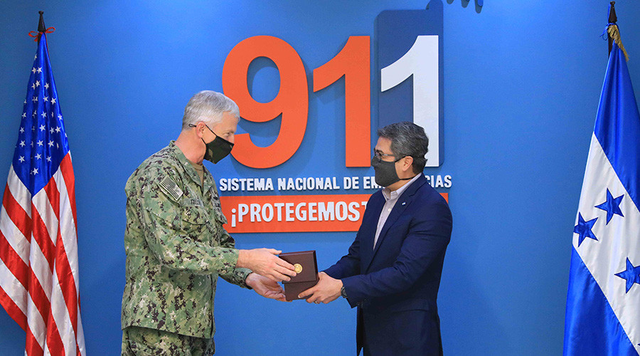 El almirante Faller y el presidente Hernández en la clausura de la Operación Dominio. Foto: Presidencia de Honduras