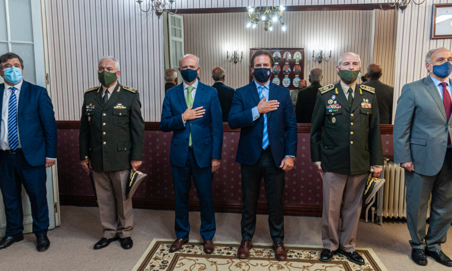 Los generales entrante y saliente del Esmade junto al Presidente de la República y el ministro de Defensa. Foto: MDN