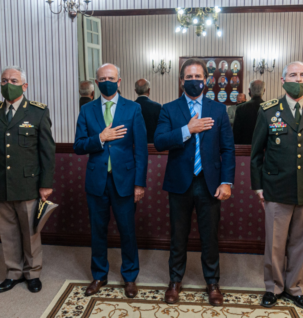 Los generales entrante y saliente del Esmade junto al Presidente de la República y el ministro de Defensa. Foto: MDN