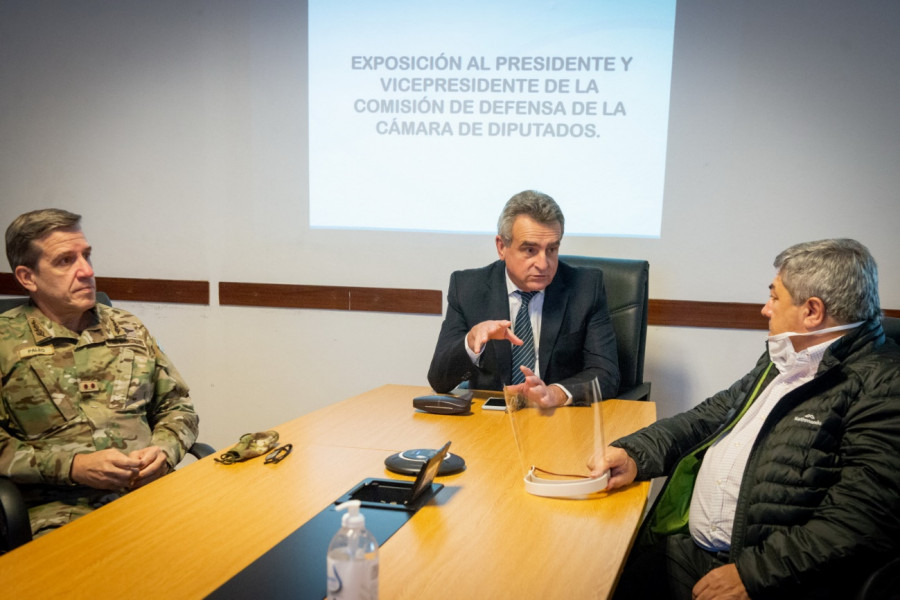 Agustín Rossi junto al general Juan Martín Paleo y el diputado Carlos Fernández. Foto: Ministerio de Defensa