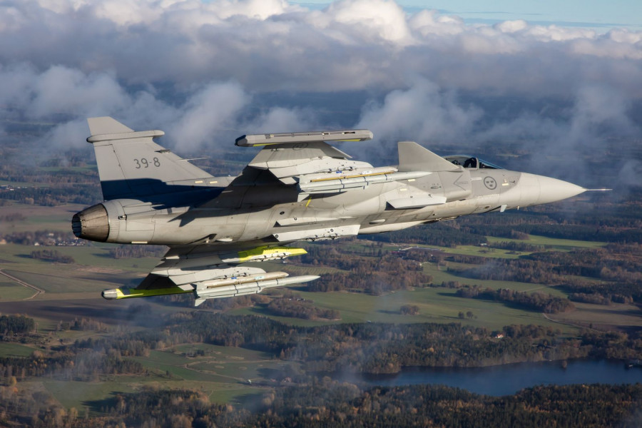 Avión Gripen vuela con el misil Meteor. Foto: Saab