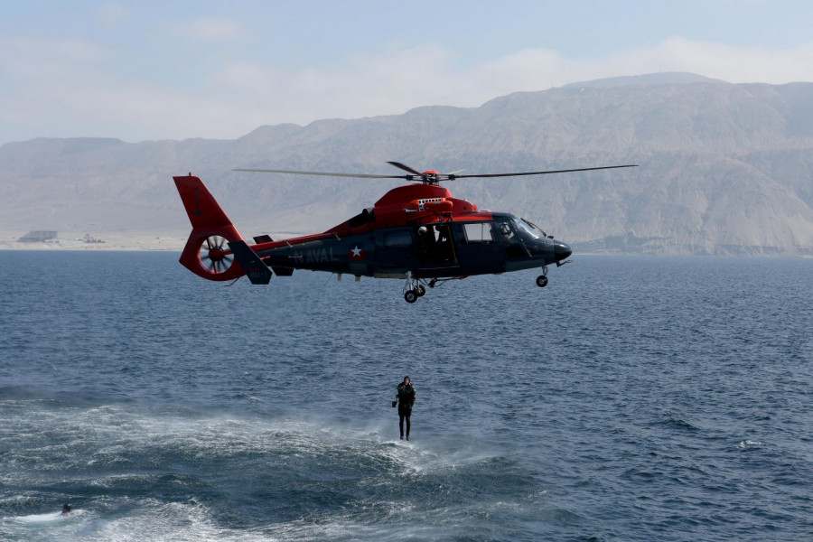El AS365 Dauphin N2 es utilizado en labores de enlace, policía marítima y búsqueda y salvamento marítimo. Foto: Armada de Chile