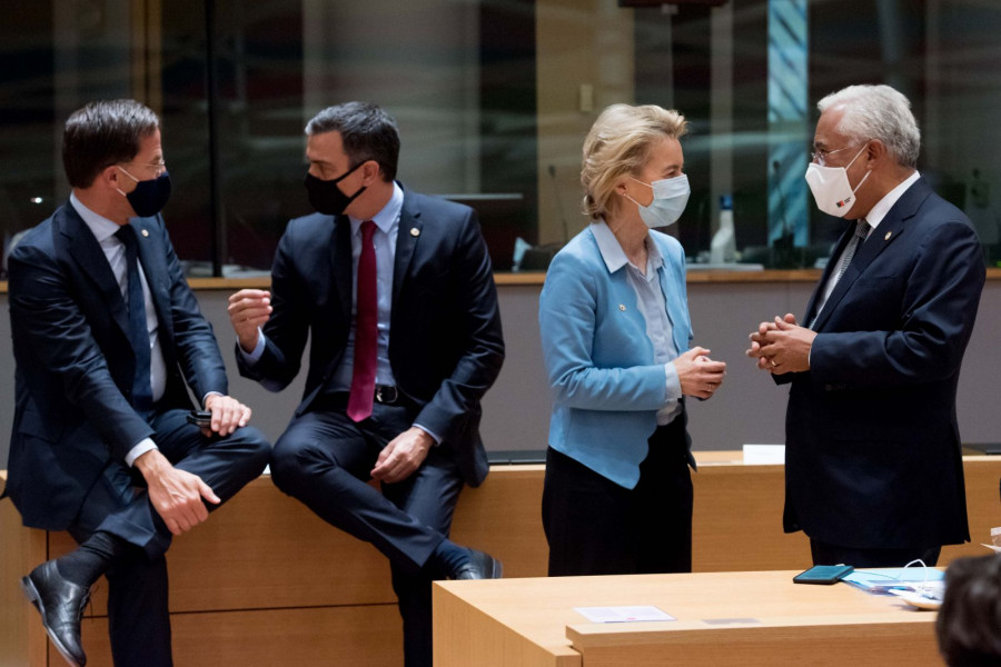Los mandatarios Mark Rutte, Pedro Sanchez, Ursula von der Leyen y Antonio Costa durante la negociación en Bruselas. Foto: CE
