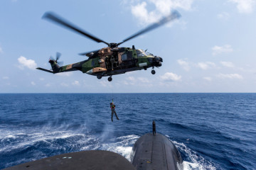 Rápel desde la puerta lateral de un MRH-90. Foto: Armada australiana
