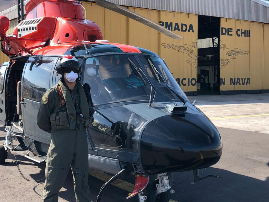 Tripulante de helicóptero Airbus AS365 Dauphin del Grupo Aeronaval Norte con equipo de protección personal. Foto: Armada de Chile
