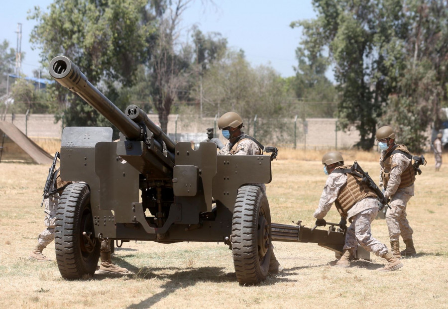 Soldados conscriptos operando una pieza NA M10133 de 105 mm. Foto: Ministerio de Defensa de Chile